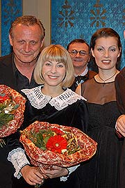 Konstantin Wecker mit Barbara Obermeier (Mi.) , die den kleinen Lord spielt (Foto: Ingrid Grossmann)